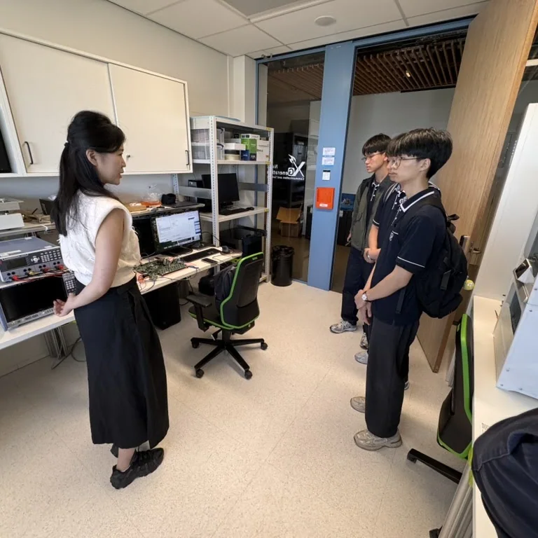 Yizhuo showing our DPD demo to visitors from Hyundai Chungun High School